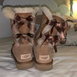 Bow back short Uggs!!